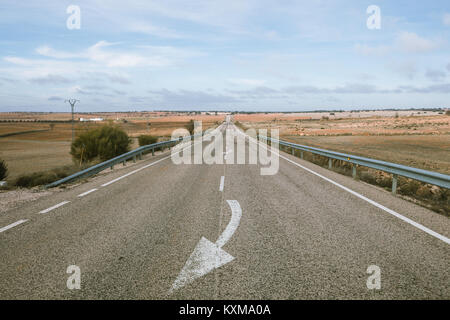 Un nouveau réseau routier couvre Castilla la Mancha, centre de l'Espagne. De là, il est possible de visiter les célèbres moulins à vent, mieux connu pour Miguel de Cervante Banque D'Images