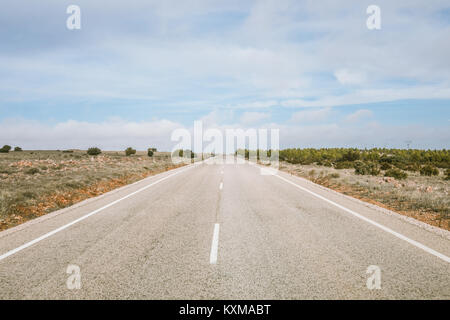 Un nouveau réseau routier couvre Castilla la Mancha, centre de l'Espagne. De là, il est possible de visiter les célèbres moulins à vent, mieux connu pour Miguel de Cervante Banque D'Images