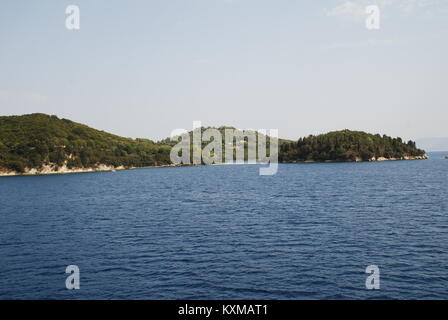 La petite île de Skorpios au large de la côte de Lefkada, Grèce. L'île est le foyer de la famille d'armateurs Onassis. Banque D'Images