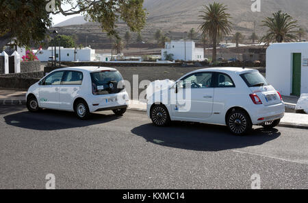 VW Up ! Fiat 500 et de voitures de location, Lanzarote, îles Canaries, Espagne. Banque D'Images