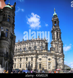 Dresde, Allemagne - 13 août 2016 : les touristes à pied et visiter sur Schlossplatz, vue majestueuse sur l'Hofkirche Katholische à Dresde, l'Etat de Saxe, Germa Banque D'Images