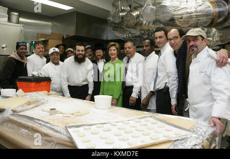 La Première dame Laura Bush participe à une photo de groupe avec le Rabbin Binyomin Taub, le Rabbin Hillel Baron, et Rabbi Mendy Minkowitz qui supervisent le Kosherizing la cuisine de la Maison Blanche à Washington, DC, le 6 décembre 2005. Crédit obligatoire : Shealah Craighead / White House via CNP /MediaPunch Banque D'Images