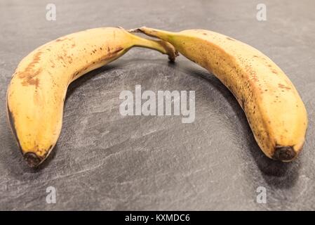 La maturité des bananes sur la surface de travail gris Banque D'Images