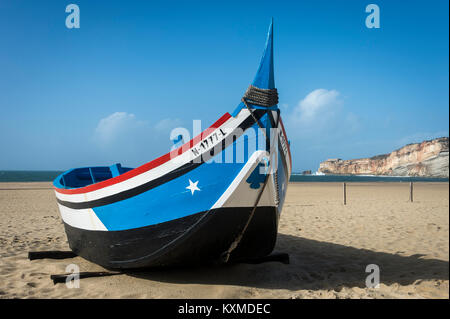 Bateau de pêche bleu traditionnel sur la côte à Albufeira, Portugal Banque D'Images