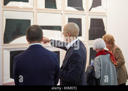TURIN - 2 novembre : tableaux en noir et blanc couleurs en cours de Artissima, foire d'art contemporain vernissage le 2 novembre 2017 à Turin Banque D'Images