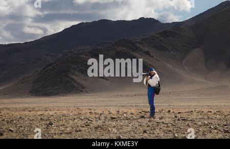 Woman taking pictures golden eagle hunter festival eagle kazakhs Bayan Ulgii Ölgii touristiques Banque D'Images