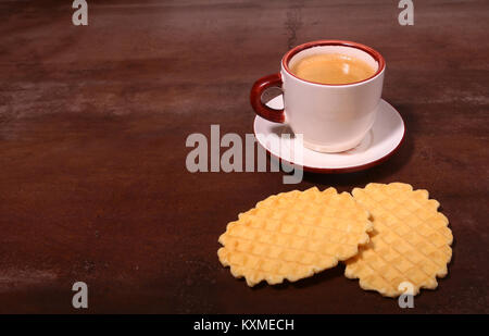 Wafel, gaufre au caramel et tasse à café, coffeebreak isolé sur fond sombre Banque D'Images