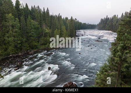 Dawson Falls au gris des murs Provincial Park, British Columbia, Canada Banque D'Images