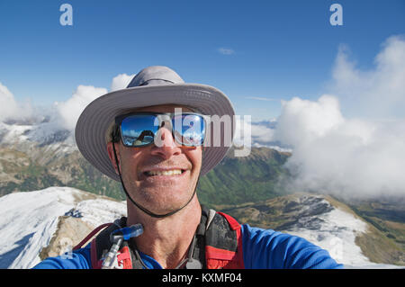 Un des selfies un homme sur le sommet du mont Harvard en l éventail de Colorado Banque D'Images