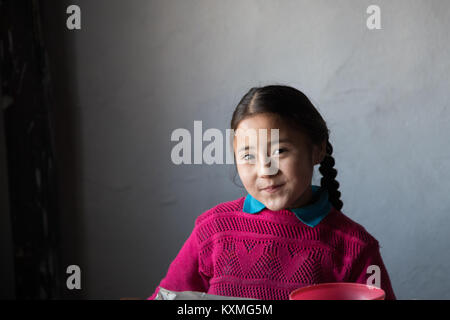 Côté kazakh mongol pays rural petite fille sourire tresses Banque D'Images