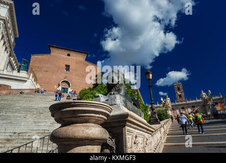 L'escalier monumental menant à Capitolin Hill dans le centre historique de Rome avec les touristes Banque D'Images