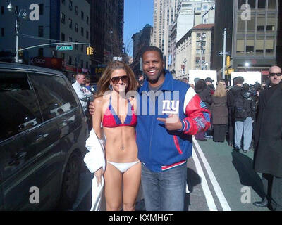 NEW YORK, NY - 06 février : elle peut avoir perdu un pari après les Giants de New York a remporté le Super Bowl XLVI hier, mais Maria Menounos certainement gagné quelques nouveaux fans aujourd'hui. Les 33 ans de l'hôte supplémentaire réduit à hardiment un minuscule bikini sur Times Square, cet après-midi. Elle avait promis à son co-animateur Mario Lopez qu'elle allait porter un bikini géants dans le froid de New York si les New England Patriots ont perdu le Super Bowl. La beauté brune est un fan de longue date l'équipe de football américaine en tant qu'elle est née dans le Massachusetts. Jamais l'un à la déchéance d'un pari, Menounos dévêtir pour révéler un fard Banque D'Images