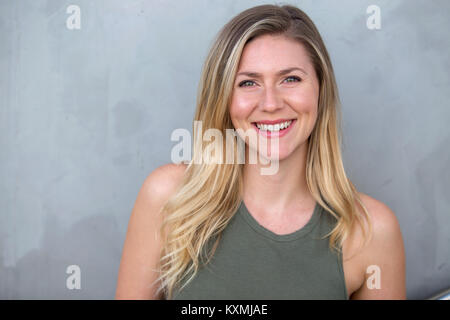 Le beau sourire de jeune femme naturel joyeux lumineux, confiant et heureux Banque D'Images