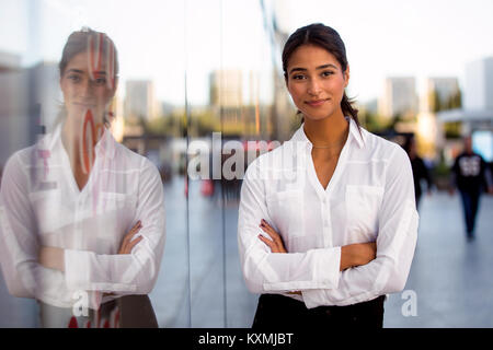 Carrière sérieuse femmes motivés professionnel affaires confiante et fière debout près du centre-ville d'édifices financiers Banque D'Images