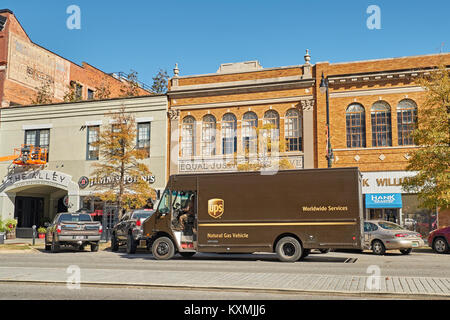 Faibles émissions UPS van ou camion de livraison qui s'exécute sur le gaz naturel des livraisons à Montgomery, en Alabama, USA. Banque D'Images