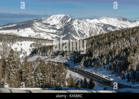 Vail, Colorado - Hiver sur l'Interstate 70 at Vail Pass à dans les Montagnes Rocheuses. Banque D'Images