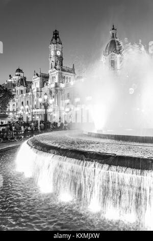 Fontaine sur le Modernisme Plaza de l'Hôtel de ville de Valence, Place de la mairie, de l'Espagne. Banque D'Images