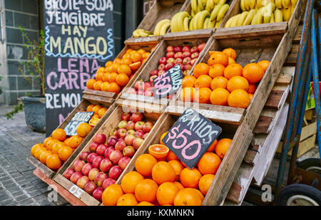 Pommes et oranges dans des caisses sur l'étal du marché, Montevideo Uruguay,,Amérique du Sud Banque D'Images