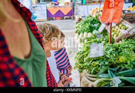 Mère et fils du shopping au décrochage des fruits et légumes au marché, Montevideo, Uruguay, Amérique du Sud Banque D'Images