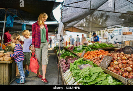 Mère et fils du shopping au décrochage des fruits et légumes au marché, Montevideo, Uruguay, Amérique du Sud Banque D'Images