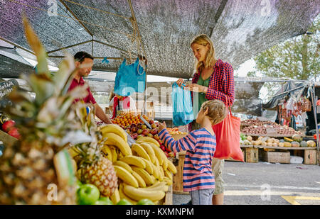 Mère et fils du shopping au décrochage des fruits et légumes au marché, Montevideo, Uruguay, Amérique du Sud Banque D'Images