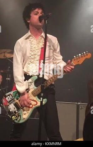 Cette image capture Billie Joe Armstrong, chanteur de Green Day, jouant en concert à la House of Blues en 2015, montrant sa présence sur scène et le style punk rock du groupe. Banque D'Images