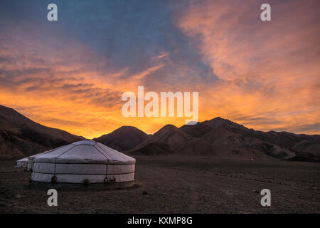 Vue panoramique de yourtes en montagnes de l'Altaï au lever du soleil,Khovd,Mongolie Banque D'Images