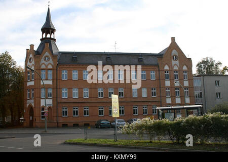 Cette photographie capture Adamstraße 28 dans le quartier de Berlin-Spandau. Il met en valeur l'architecture et le cadre urbain de ce quartier dans le contexte historique du développement de Berlin. Banque D'Images
