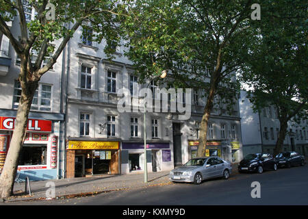 Adamstraße à Berlin-Spandau, en Allemagne, est une rue dans le quartier urbain, avec des bâtiments résidentiels et commerciaux et une architecture typiquement allemande. Banque D'Images
