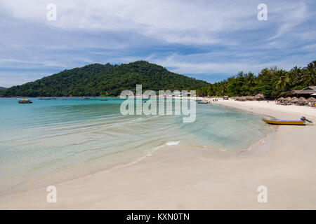 Paradise Beach view avec abris et petit bateau et une colline boisée. Perhentian Kecil, la Malaisie. Banque D'Images