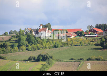 L'église Balke, située à Østre Toten, en Norvège, est une église médiévale en pierre construite vers 1170. Il présente une architecture romane et gothique primitive, avec une nef rectangulaire et une abside semi-circulaire. L'église a été agrandie en 1714 et a une capacité de 290 personnes. Banque D'Images