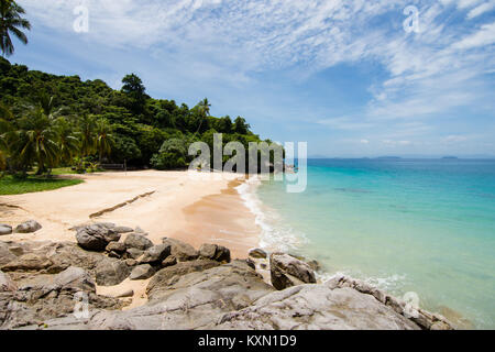 Des vagues de lumière turquoise idilic mer rencontre petit abri de plage de sable doré sur une île paradisiaque. îles perhentian, Malaisie. Banque D'Images