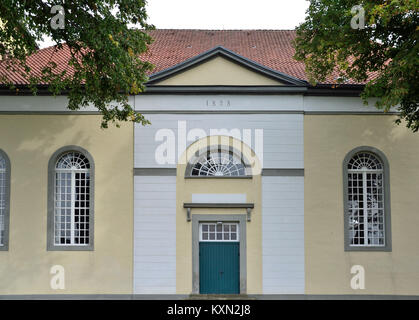 Cette image montre le bâtiment de Residenzstraße 42 à Blomberg, mettant en évidence les détails architecturaux et l'environnement de la rue environnante. Banque D'Images