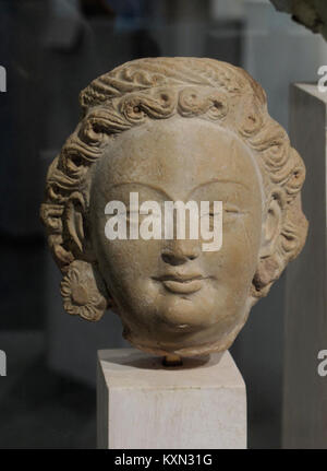 Sculpture d'un Bodhisattva ou devata de Tumshuq, conservée au Musée national des arts asiatiques Guimet à Paris. L'artefact reflète l'art bouddhiste d'Asie centrale et l'iconographie religieuse. Banque D'Images