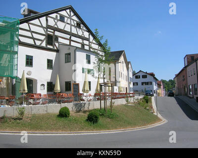 Cette image montre Am Graben, une rue de Eichstätt, en Allemagne, mettant en évidence l'architecture urbaine et le tracé des rues de la ville. Banque D'Images