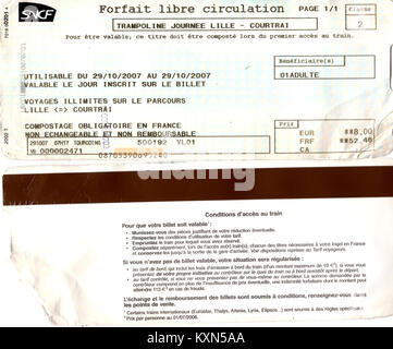 Le billet documente le trajet en train régional TER entre Lille et Courtrai en France le 29 octobre 2007, mettant en évidence le service et le trajet ferroviaires. Banque D'Images