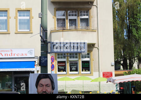 Un panneau de rue indiquant Bahnhofstraße, une route communément trouvée dans les villes allemandes, représentant la navigation urbaine locale et les conventions de dénomination des rues. Banque D'Images