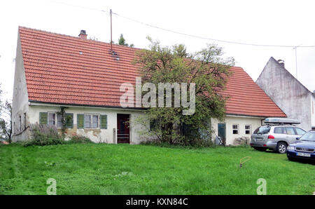 Cette image montre le bâtiment situé à an der Schwemme 11 à Altomünster, en Allemagne, illustrant son architecture et son contexte urbain. Banque D'Images