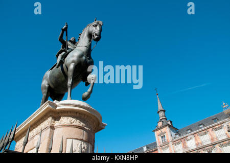 Felipe III statue et Casa de la Panaderia, vue de dessous. Plaza Mayor, Madrid, Espagne. Banque D'Images