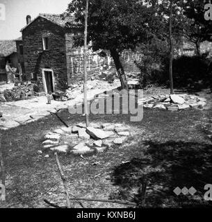 Cette photographie de 1950 montre une base en pierre à Boršt utilisée pour la fabrication de bottes de foin, mettant en évidence les pratiques agricoles traditionnelles et le paysage rural au milieu du XXe siècle. Banque D'Images
