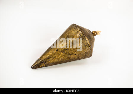 Un vintage metal plumb isolé sur fond blanc Banque D'Images