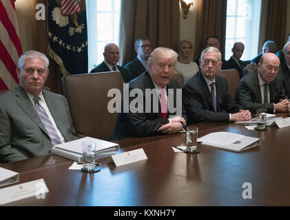Le Président des Etats-Unis, Donald J. Trump ouvre les commentaires comme il est titulaire d'une réunion du Cabinet dans la salle du Cabinet de la Maison Blanche à Washington, DC le mercredi 10 janvier 2018. Sur la photo de gauche à droite : le secrétaire d'Etat américain Rex Tillerson ; Président ; Trump le secrétaire américain de la Défense Jim Mattis, et secrétaire au Commerce Wilbur Ross. Credit : Ron Sachs/Piscine via CNP · AUCUN SERVICE DE FIL · Photo : Ron Sachs/consolidé Nouvelles Photos/Ron Sachs - Piscine via CNP Banque D'Images