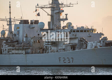 Portsmouth, Royaume-Uni. 10 janvier, 2018. Type 23 de la Royal Navy, le HMS Frégate Westminster, arrive à la maison après la surveillance de navires de la marine russe en passant par la Manche. Comme la flotte prête escorte, Westminster a été chargé d'intercepter et d'escorter les navires russes à court préavis. Crédit : Neil Watkin / Alamy Live News Banque D'Images