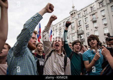 Moscou, Russie. 12 Juin, 2017. Vu les manifestants criant des slogans anti-corruption.protestation organisée par le chef de l'opposition Alexeï Navalny à Rue Tverskaya. Credit : Victor Kruchinin/SOPA/ZUMA/Alamy Fil Live News Banque D'Images