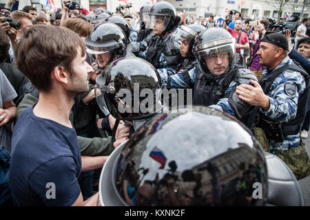 Moscou, Russie. 12 Juin, 2017. Vu les manifestants des affrontements avec la police anti-corruption.protestation organisée par le chef de l'opposition Alexeï Navalny à Rue Tverskaya. Credit : Victor Kruchinin/SOPA/ZUMA/Alamy Fil Live News Banque D'Images