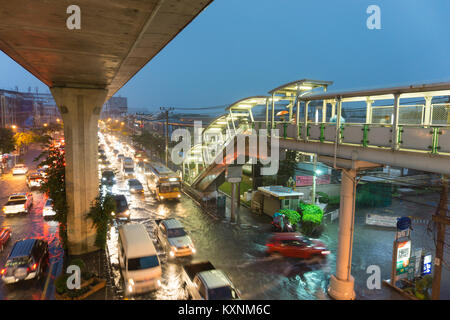 Bangkok, Thaïlande - Janvier 10,2018 : Terribles inondations dans la région de tôt le matin du jour de travail causés par les poids lourds toute la nuit pluvieuse Suwan Crédit : Waenlor/Alamy Live News Banque D'Images