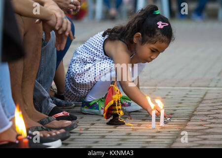 La ville de Cebu, aux Philippines . 10 janvier, 2018. Après un matin tôt candelelight procession suivie par des milliers de catholiques dans la ville de Cebu, les Philippins se rassemblent autour de la Basilique Minore del Santo Nino participant à la prière et le chant de l'hymne Bato Balani.Beaucoup auront apporté avec eux Santo Nino figurines qui représente leur croyance en l'Enfant Jésus,Santo Nino de Cebu. Credit : gallerie2/Alamy Live News Banque D'Images