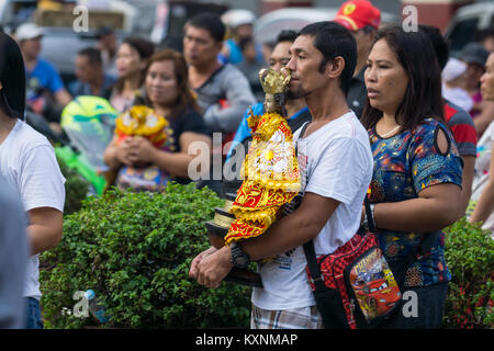 La ville de Cebu, aux Philippines . 10 janvier, 2018. Après un matin tôt candelelight procession suivie par des milliers de catholiques dans la ville de Cebu, les Philippins se rassemblent autour de la Basilique Minore del Santo Nino participant à la prière et le chant de l'hymne Bato Balani.Beaucoup auront apporté avec eux Santo Nino figurines qui représente leur croyance en l'Enfant Jésus,Santo Nino de Cebu. Credit : gallerie2/Alamy Live News Banque D'Images