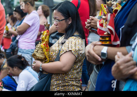 La ville de Cebu, aux Philippines . 10 janvier, 2018. Après un matin tôt candelelight procession suivie par des milliers de catholiques dans la ville de Cebu, les Philippins se rassemblent autour de la Basilique Minore del Santo Nino participant à la prière et le chant de l'hymne Bato Balani.Beaucoup auront apporté avec eux Santo Nino figurines qui représente leur croyance en l'Enfant Jésus,Santo Nino de Cebu. Credit : gallerie2/Alamy Live News Banque D'Images