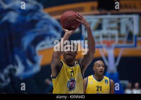 Saint Petersburg, Russie. 10 janvier, 2018. Deron Washington Fiat de Turin de conserver la balle lors de l'EuroCup Journée 2 Top 16 match de basket-ball entre Zenit Saint-Pétersbourg et Fiat Turin au Yubileyny Sports Palace. Crédit : Igor Russak/SOPA/ZUMA/Alamy Fil Live News Banque D'Images